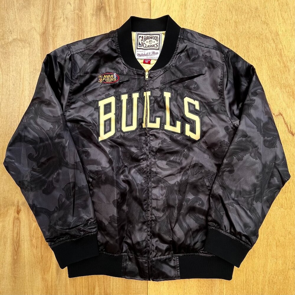 MITCHELL & NESS CHICAGO BULLS NBA FINALS 1997 SATIN BOMBER JACKET Men’s L NWOT